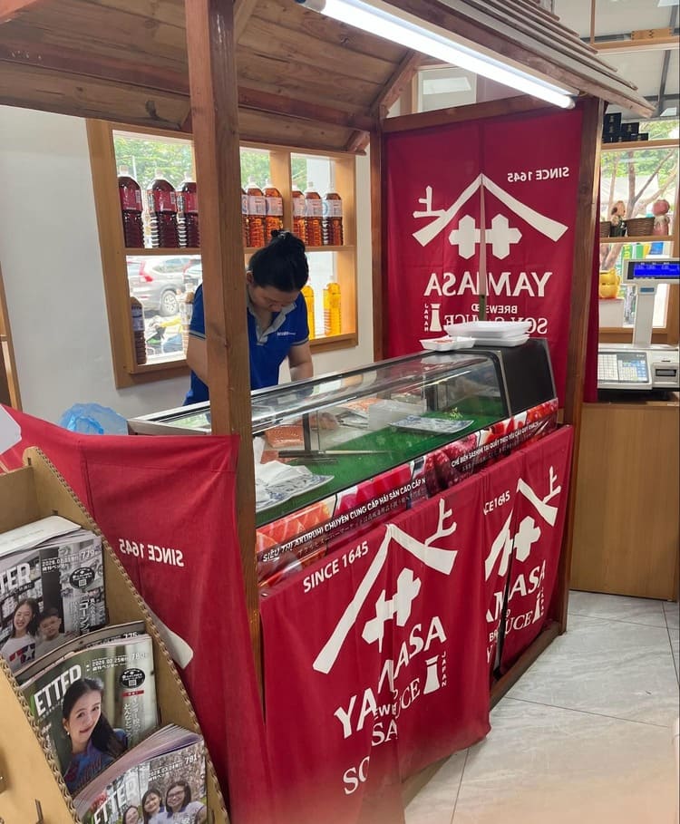 店内で料理している様子