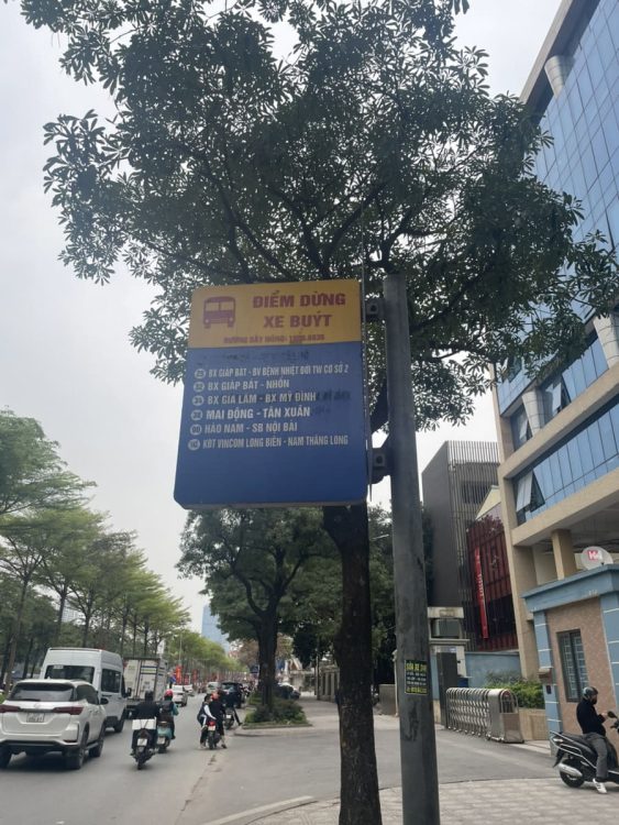 ハノイのバス停