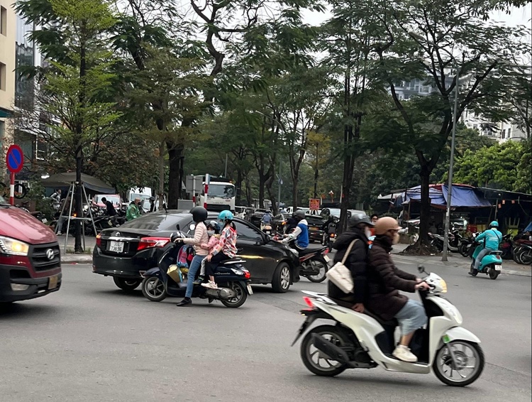 車の間をすり抜けようとするバイク