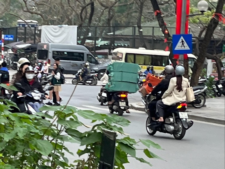 荷物を運ぶバイク