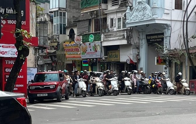 信号待ちをするバイク