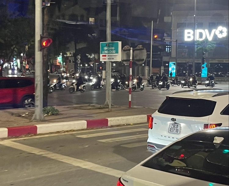 夜のハノイの道路