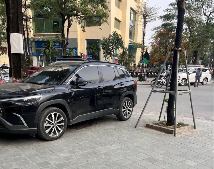 歩道に止まっている車