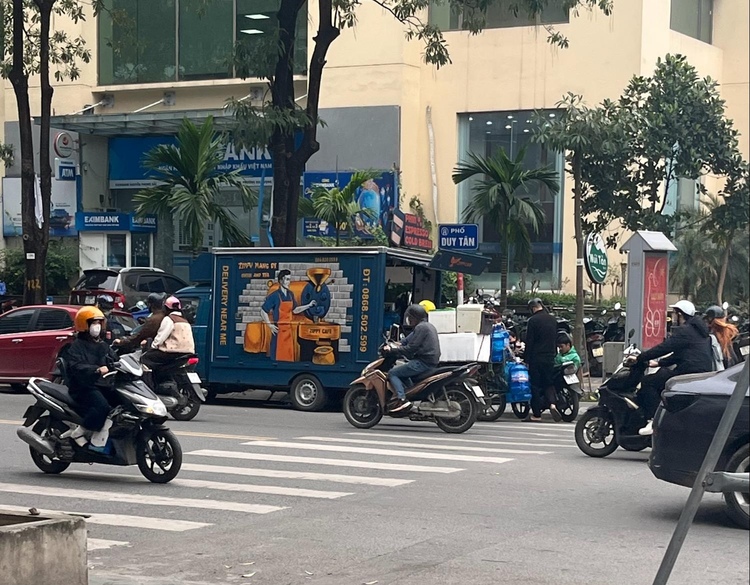 横断歩道付近に死角ができている道路の様子