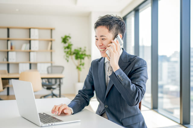 電話しているビジネスマン