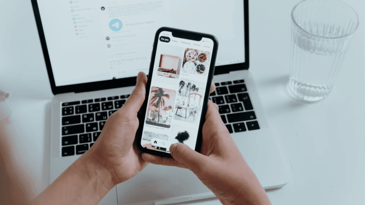 携帯でSNSを見ている写真