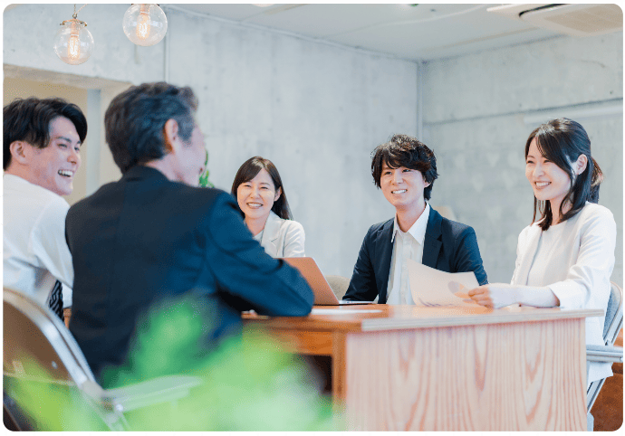 社内で会議をしている様子