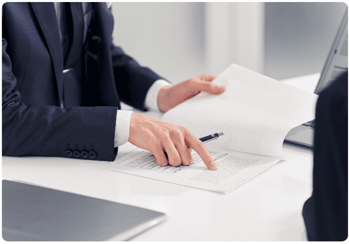 書類で説明している男性