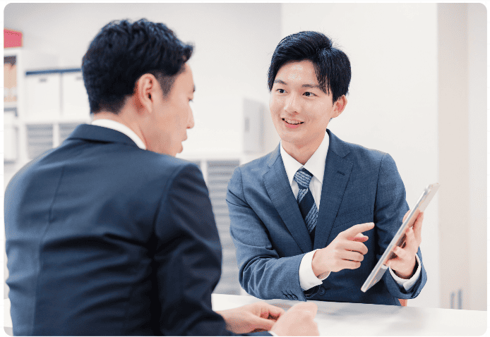 アドバイスをしている男性