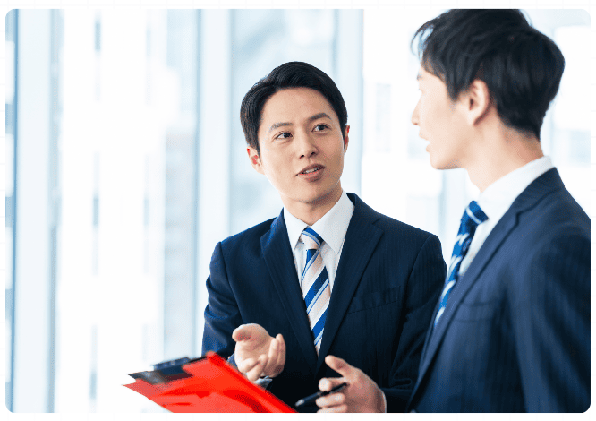 話をしているビジネスマン