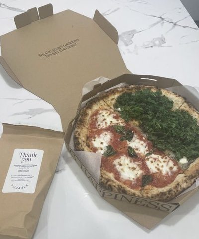 デリバリーしたPizza 4P'sのピザ