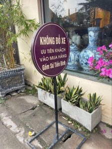 カフェ前に置かれたおしゃれな駐車禁止看板の写真