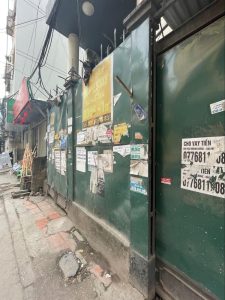 異国感のあるポスターの跡