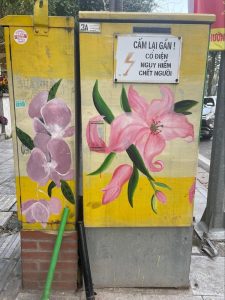 花が描かれたカラフルな変電盤
