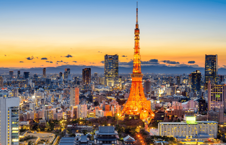 夕暮れ時の東京タワーと東京都心のビル群